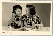 Zwei Kinder mit einem Spielzeugtelefon und Puppe Telefon