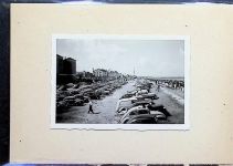 27472 W2190 Duhnen FOTO KEINE AK Foto montiert auf Karton Parkplatz am Strand VW Käfer Passepartout Fotograf Otto Schulze