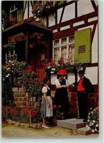 77887 W7595 Sasbachwalden Foto AK Mann und Frau in Schwarzwälder Tracht vor Blumen geschmücktem Fachwerkhaus