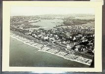 27472 W2190 Duhnen FOTO KEINE AK Foto montiert auf Karton Fliegeraufnahme vom Strand Promenade und Ort Fotograf Otto Schulze