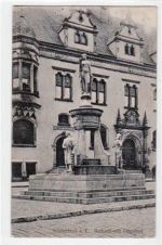 Schönebeck a.d. Elbe mit Rathaus und Denkmal gelaufen von 1911. Gute Erhaltung.