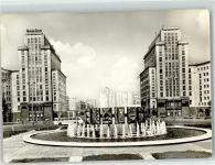 10115 O1020 Friedrichshain - Straußberger Platz Hochhäuser Brunnen mit Wasserfontainen Omnibus