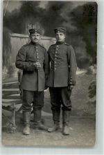 O5000 Erfurt Zwei Landser in Uniform im Fotostudio Ort lt. Fotograf Kühn Deutsches Heer WK I 1914 Gebrauchsspuren