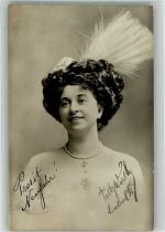O8000 Dresden Junge Frau mit Dauerwelle und weißer Feder im Haar Ort lt. Hüttenstempel Hotel Monopol Haarmode 1908