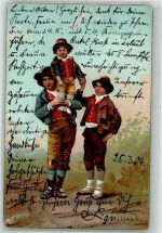 Drei Jungs in Tracht Trachten Bayern 1904 Lithographie / Künstlerkarte
