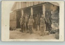 Eine Gruppe Landser in Uniform vor ihrem Unterstand Deutsches Heer WK I Privatfoto AK