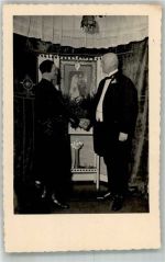 71634 W7140 Ludwigsburg , Württ 1931 Privatfoto AK Paar gibt sich vor Hochzeitsbild die Hand Ort handschriftlich
