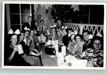Gemischte Gesellschaft bei einem feuchtfröhlichen Gelage Bier Privatfoto AK