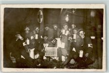 86150 W8900 Augsburg , Bay Privatfoto AK Gruppenaufnahme Erinnerung an den Arrest Soldaten Rotes Kreuz