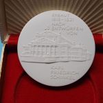DDR 1984 Medaille Meissen Wiedereröffnung Konzerthaus Berlin