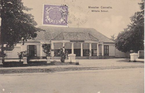 Bildseitig frankierte Ansichtskarte Meester Cornelis (Jakarata) Militär Schule