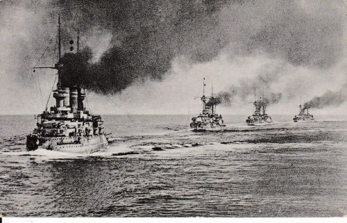 Geschwader in Kiellinie in voller Fahrt S.M.S. Kaiser Wilhelm II.
