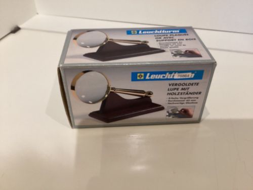 Leuchtturm Vergoldete Lupe mit Holzständer 4-fach- 63 mm- Glaslinse