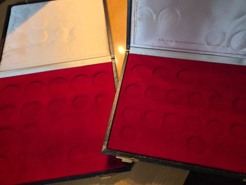 2 Sammelkassetten je 15 Münzen von 27 - 37mm Durchmesser Blau