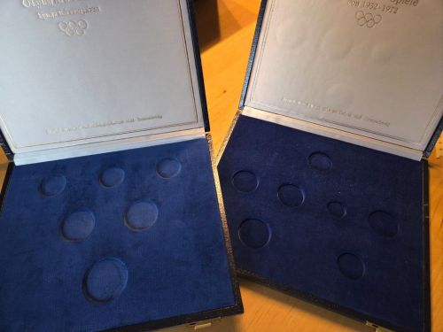 2 Sammelkassetten für insges. 13 Münzen von 25- 45mm Durchmesser Blau