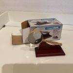 Leuchtturm Vergoldete Lupe mit Holzständer 4-fach- 63 mm- Glaslinse