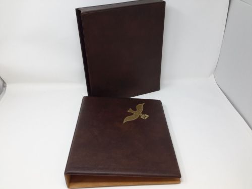 PHILSWISS Ringbinder/Kassette braun, Aufdruck Brieftaube gold, gebraucht (Z3588)