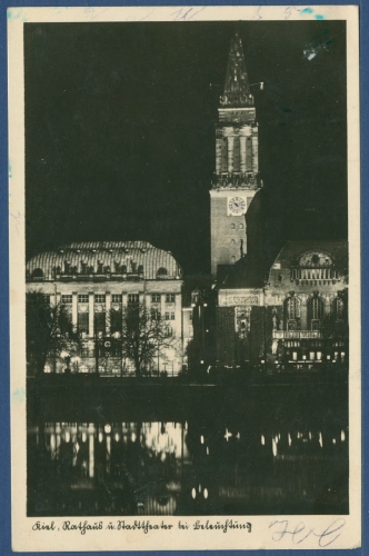 Kiel Rathaus und Stadttheater bei Beleuchtung, gelaufen 1943 (AK3830)