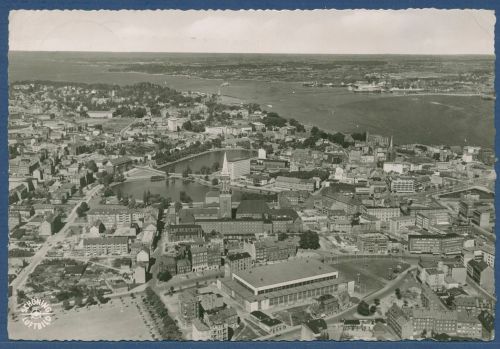 Kiel Gesamtansicht mit Ostseehalle Luftbild, gelaufen 1957 (AK5374)