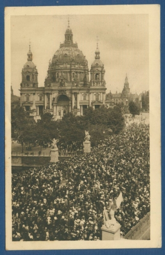 Berlin Siegesjubel, Schlossbrücke und Dom, gelaufen 1916 als Feldpost (AK1391)