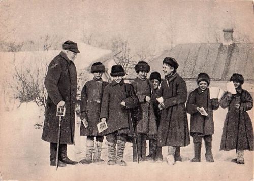 Lew Tolstoi zusammen mit Schülern in seinem Heimatort Jasnaja Poljana.