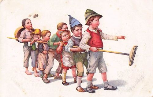 „Bauch rein, Brust raus!“ – Humorvolle historische Szene mit einer Gruppe von Kindern, die spielerisch eine Militärparade bzw. Marschübung nachstellen.