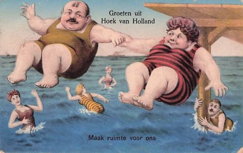 AK Dickes Paar in Bademode springt ins Meer