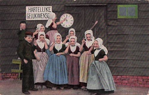 Gruppe niederländischer Kinder in traditioneller Tracht