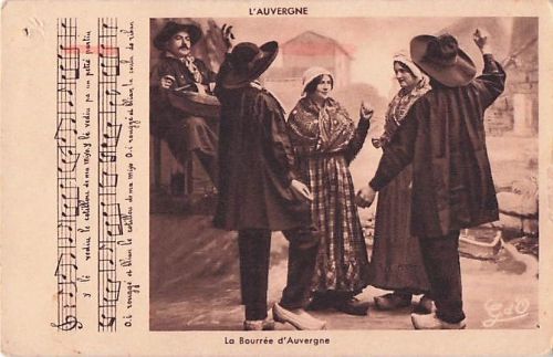 Menschen in traditioneller Tracht beim Tanzen, links die dazugehörigen Noten und Liedtexte.