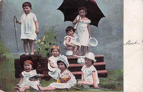humorvolle Ansichtskarte aus der Zeit um 1900 mit einer satirischen Darstellung von Kindern auf Nachttöpfen