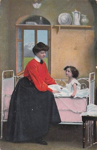 Postkarte: Frau mit Kind in Kinderbett