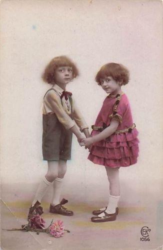 AK zeigt eine historische kolorierte Postkarte mit zwei kleinen Kindern