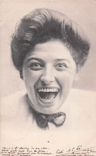 historische Schwarz-Weiß-Fotografie auf einer alten Postkarte mit einer lachenden Person