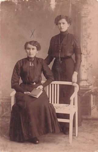 zwei Frauen in traditioneller Kleidung
