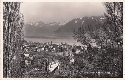 Pully am Genfersee mit Blick auf die Alpen im Hintergrund.