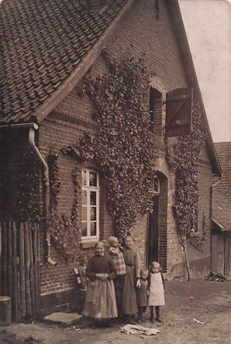 eine Frau und zwei kleine Kinder BARTH (eine Stadt in Mecklenburg-Vorpommern).
