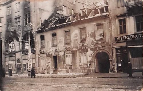 Foto-AK Karlsruhe, Cafe Moninger und Geschäft von C. F. Otto Müller nach Brand 1917