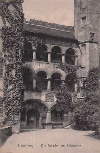 Heidelberg. Die Arkaden im Schlosshof.