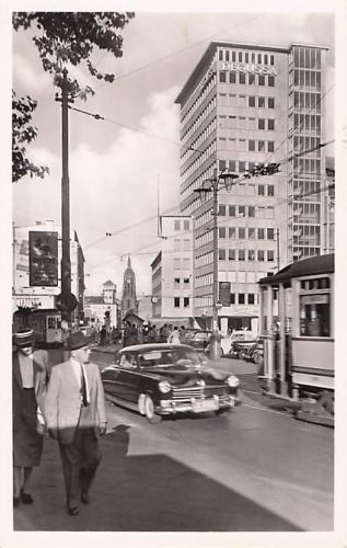 Historische Ansichtskarte: Frankfurt a. M. – Verkehr am Degussa-Haus (ca. 1950er Jahre)