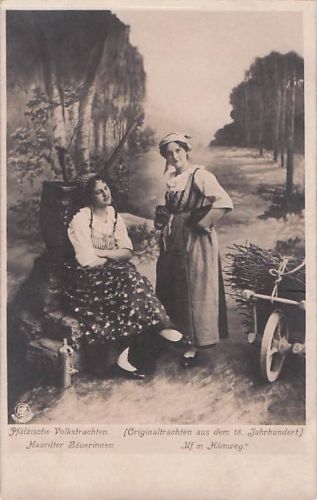 Foto-Ansichtskarte NPG: Haardt, Uf`m Hämweg, Bäuerinnen in pfälzischer Volkstracht