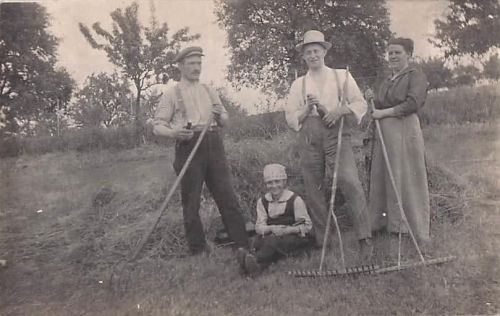 Altes Foto: Bauern & Erntehelfer bei der Heuernte mit Sensen