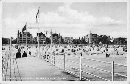 Ansichtskarte Swinemünde, Blick von der Seebrücke zum Strand