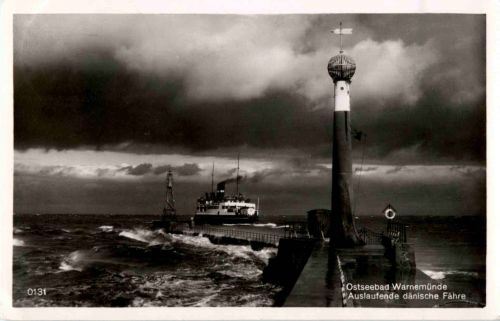 Warnemünde - Auslaufende dänische Fähre