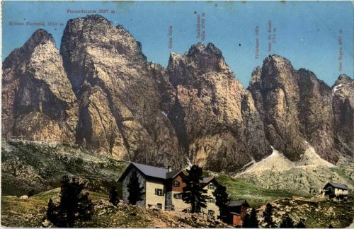 Regensburger Hütte mit der Geislergruppe in den Dolmiten