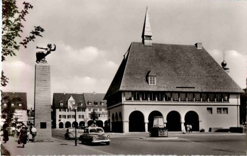 Freudenstadt - Gedenksäule und Stadthaus
