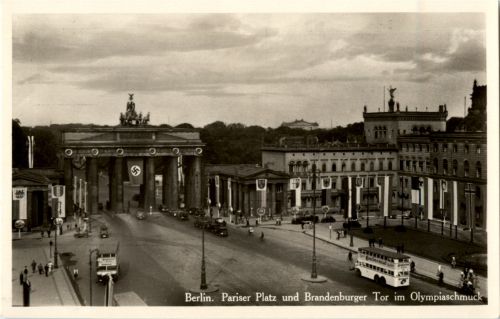 Berlin - Brandenburger Tor mit Hakenkreuzfahnen