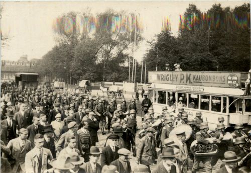 Berlin - Soldaten mit Strassenbahn