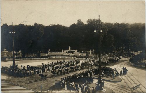 Berlin - Vor dem Brandenburger Thor