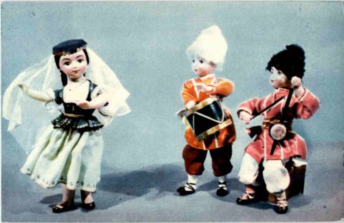Dolls in Aserbaijan national costumes