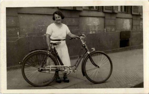 Frankfurt - Frau mit Fahrrad